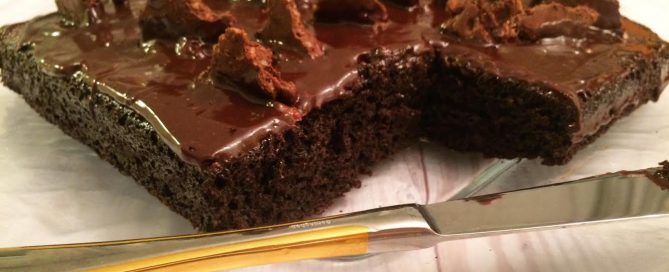 עוגת שוקולד טבעונית עם שברי שוקולד פריכים 2