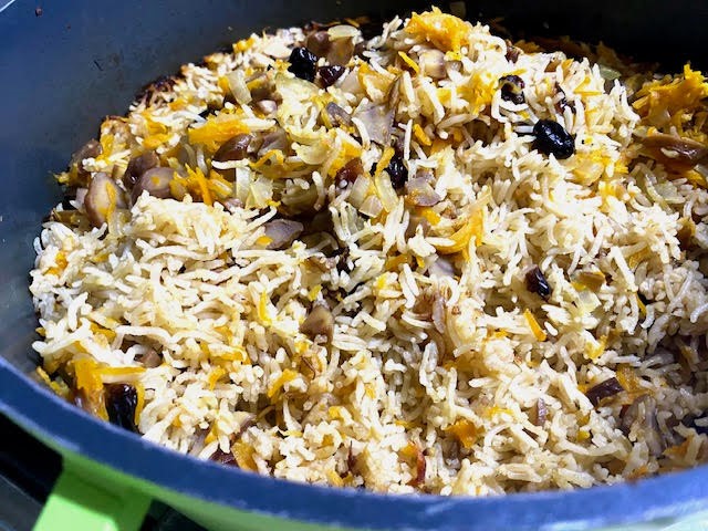 אורז בתנור עם פטריות וערמונים לאחר ערבוב