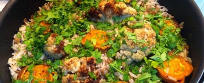 מג'דרה אורז ועדשים עם ירקות קלויים ופטרוזיליה