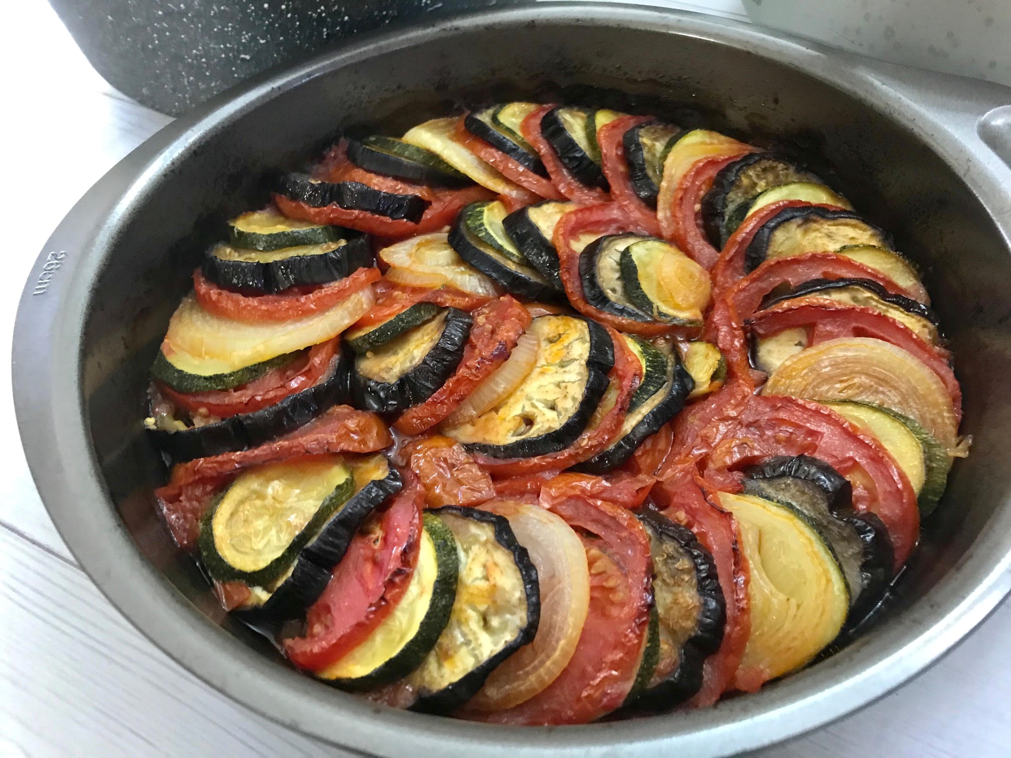 רטטוי עגבניות בצל חציל וזוקיני