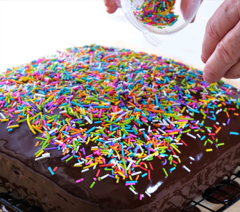  פיזור סוכריות מעל עוגת שוקולד טבעונית