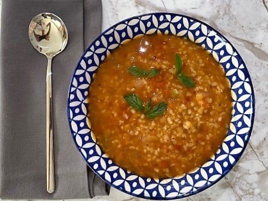 מרק עגבניות בורגול עדשים טורקי אזוגלין היטל על