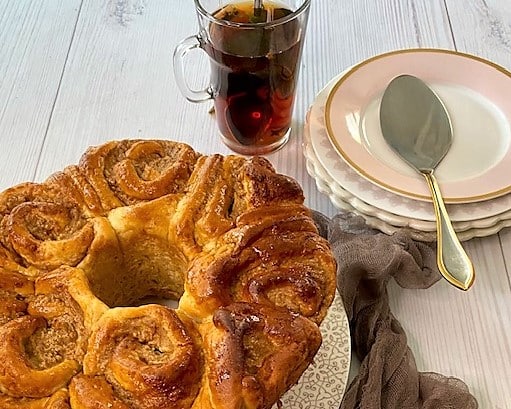 עוגת שמרים תפוחים וקרמל - עגולה אפויה - עם תה רוחב
